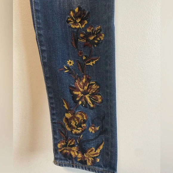 Driftwood Jackie Mid Rise Embroidered Floral Denim Jeans  - W26 - Picture 8 of 11
